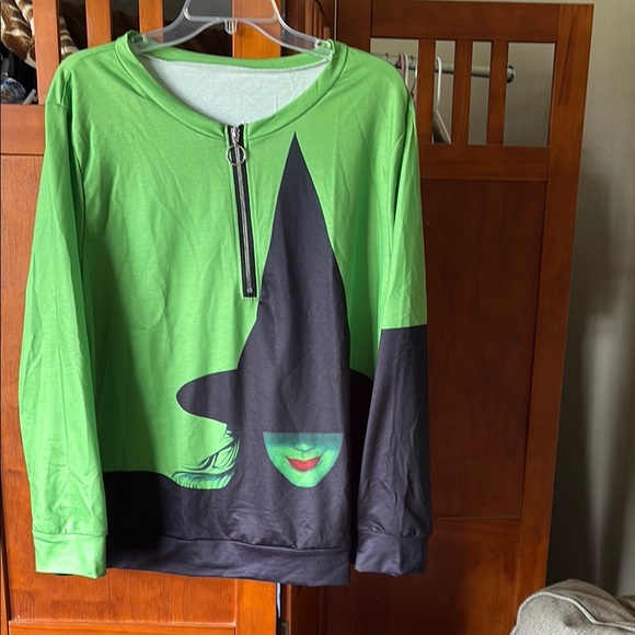 Wicked Tops - WICKED Elphaba Witch Graphic 1/4 Zip Pullover